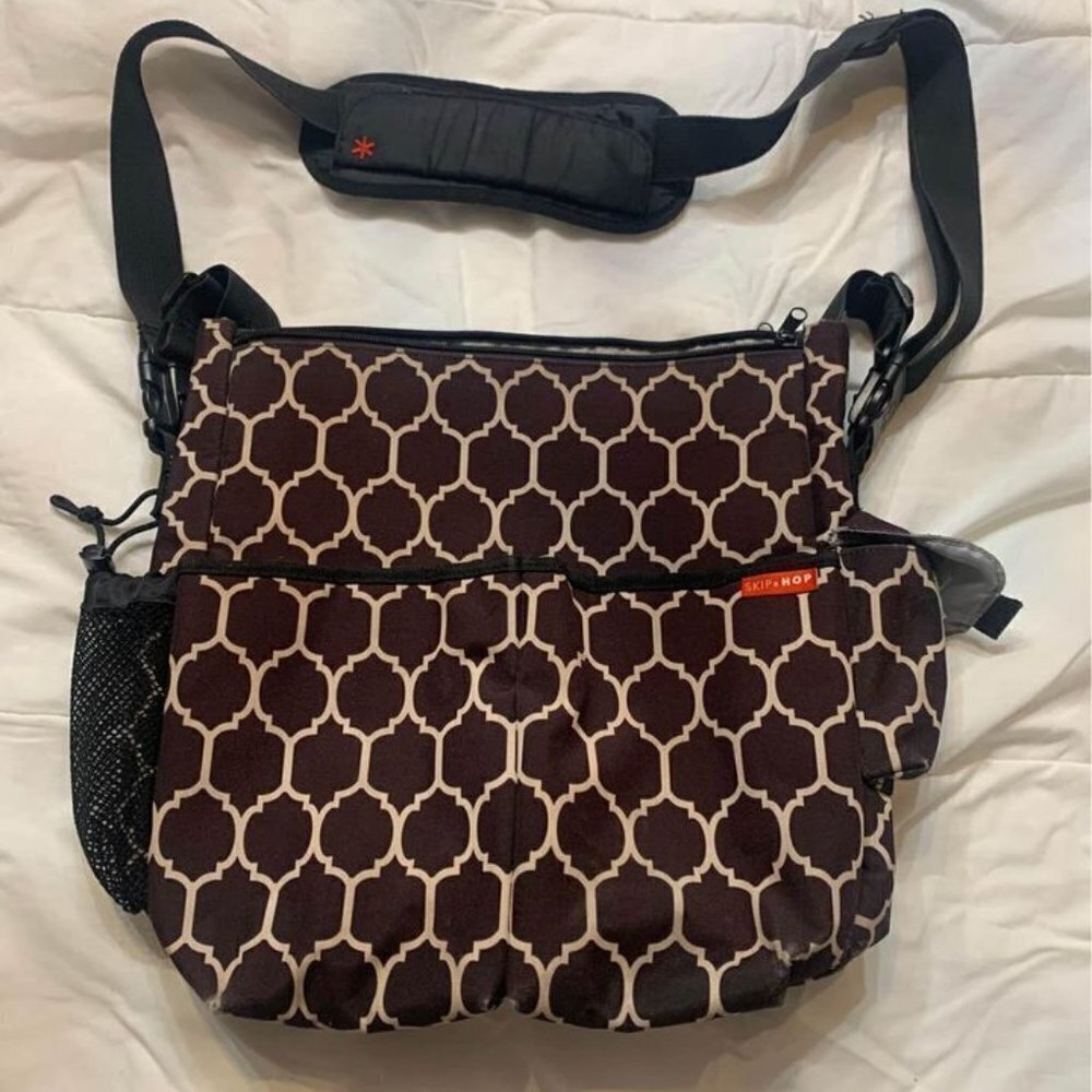 SKIP Hop diaper bag. Black and white. 10 pockets. Excellent condition.